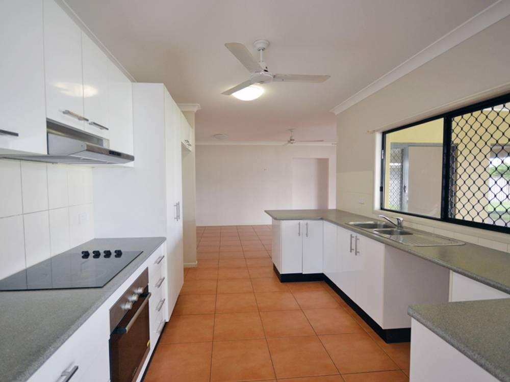 3 Sunbird Ct, Rocky Point, QLD 4874