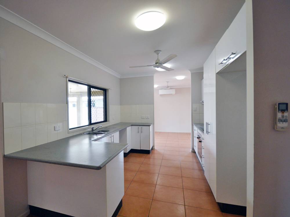 3 Sunbird Ct, Rocky Point, QLD 4874