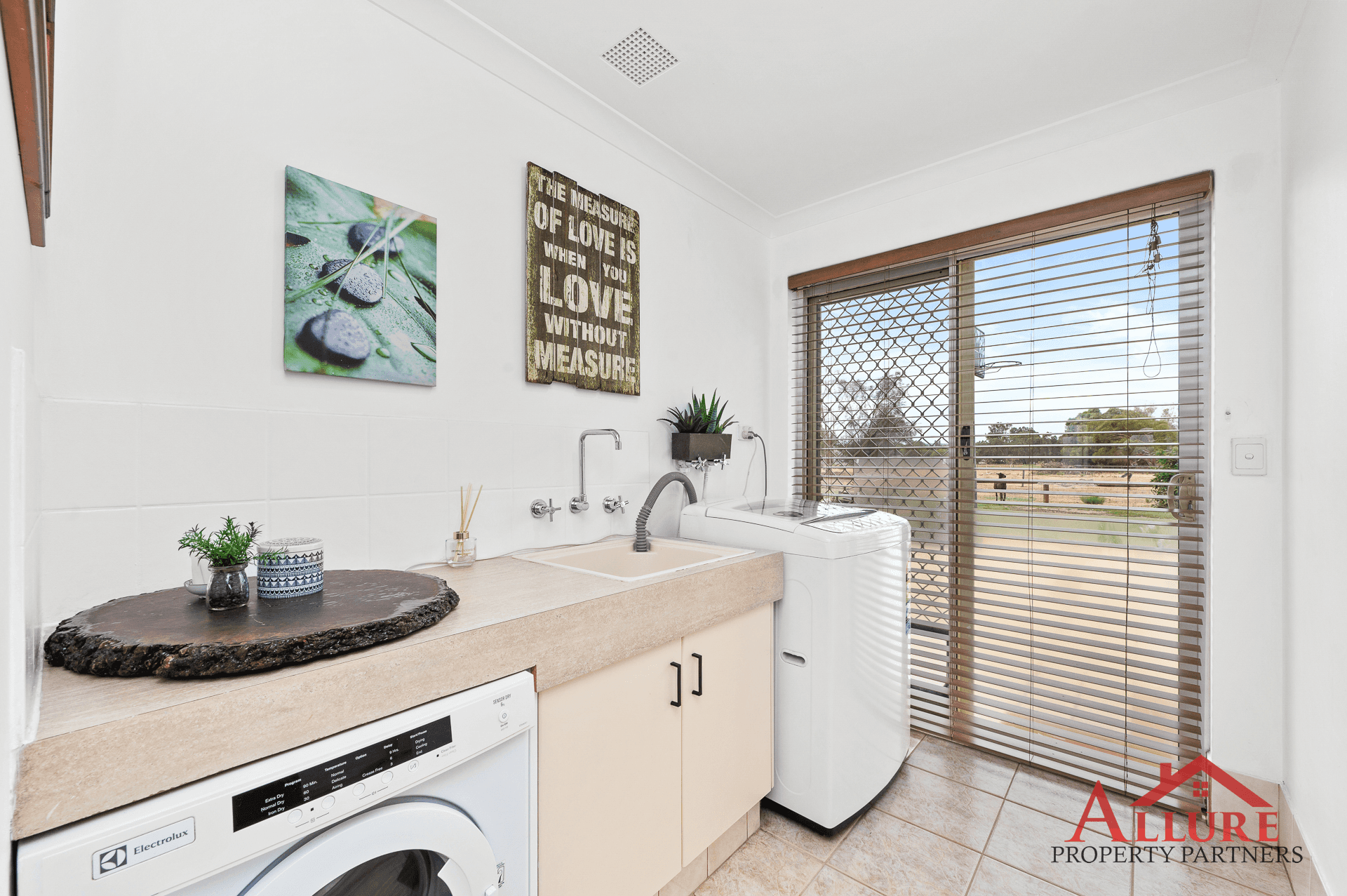 28 Country Dr, Oakford, WA 6121