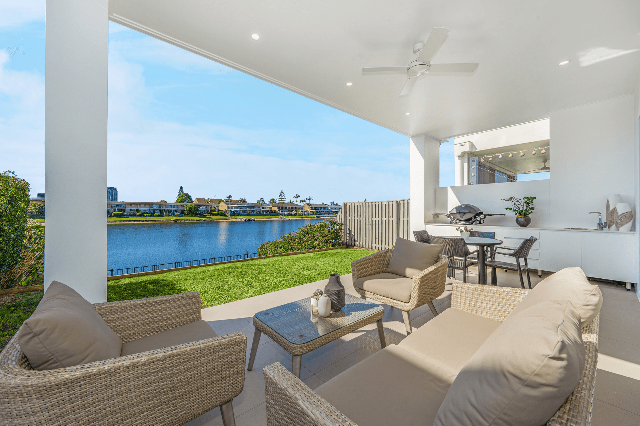 2/34 Sailaway Street, Mermaid Waters, QLD 4218