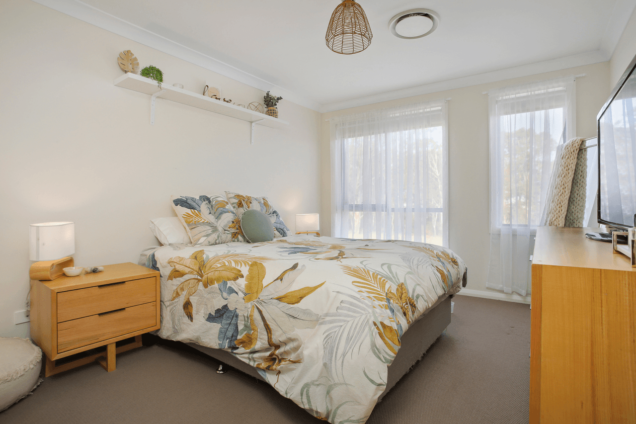 98 Hampshire Boulevard, SPRING FARM, NSW 2570