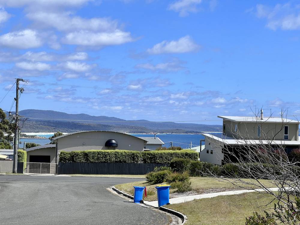 1 Barnett Close, BINALONG BAY, TAS 7216