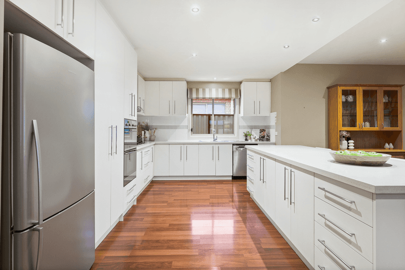 8 Cooks Way, TAYLORS HILL, VIC 3037