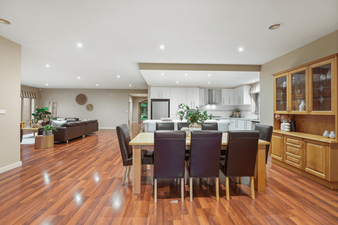 8 Cooks Way, TAYLORS HILL, VIC 3037