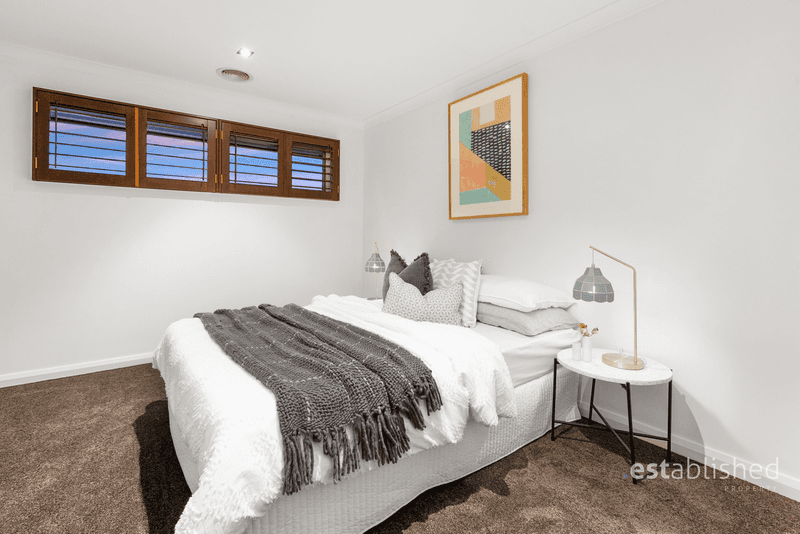 8 Meridian Close, SANCTUARY LAKES, VIC 3030