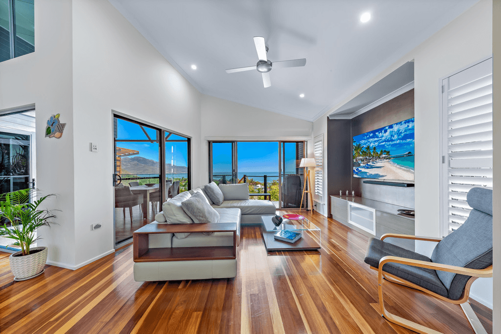 33 Blackcurrent Drive, HIDEAWAY BAY, QLD 4800