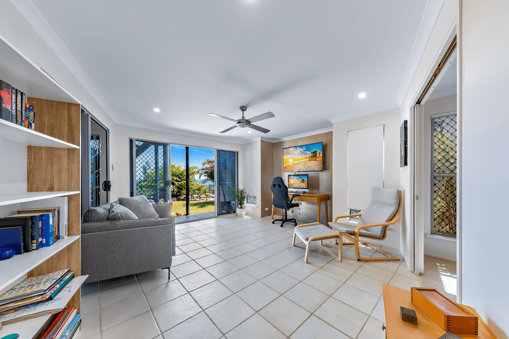 33 Blackcurrent Drive, HIDEAWAY BAY, QLD 4800