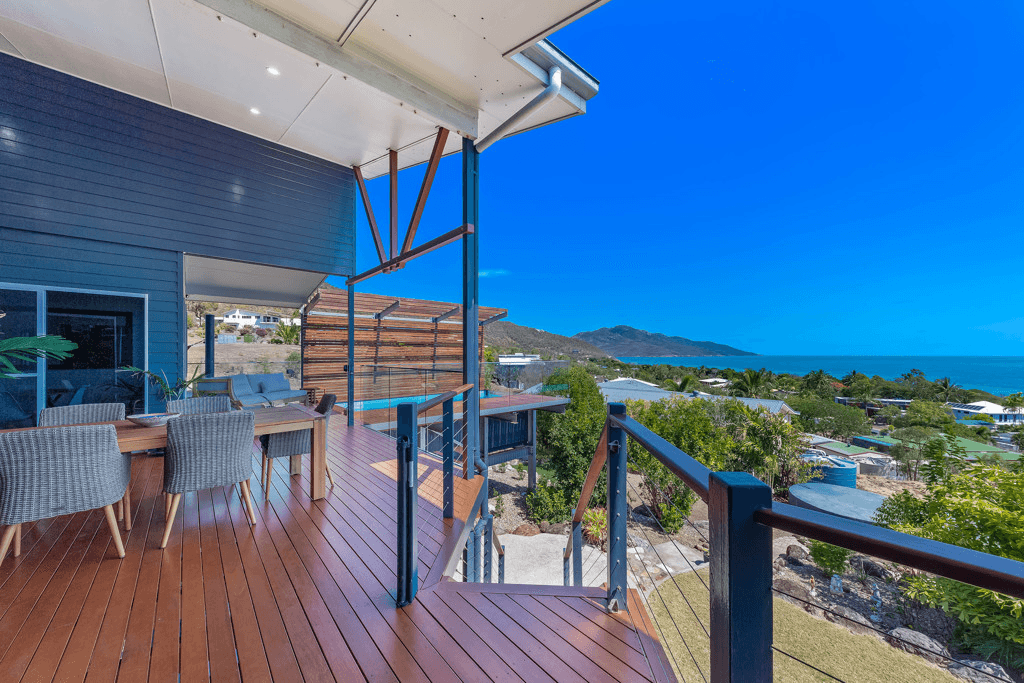 33 Blackcurrent Drive, HIDEAWAY BAY, QLD 4800