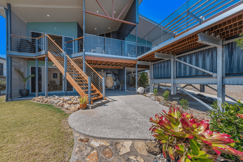 33 Blackcurrent Drive, HIDEAWAY BAY, QLD 4800