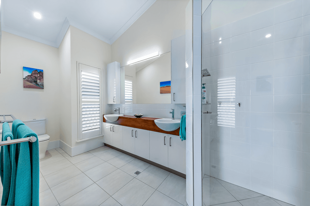 33 Blackcurrent Drive, HIDEAWAY BAY, QLD 4800