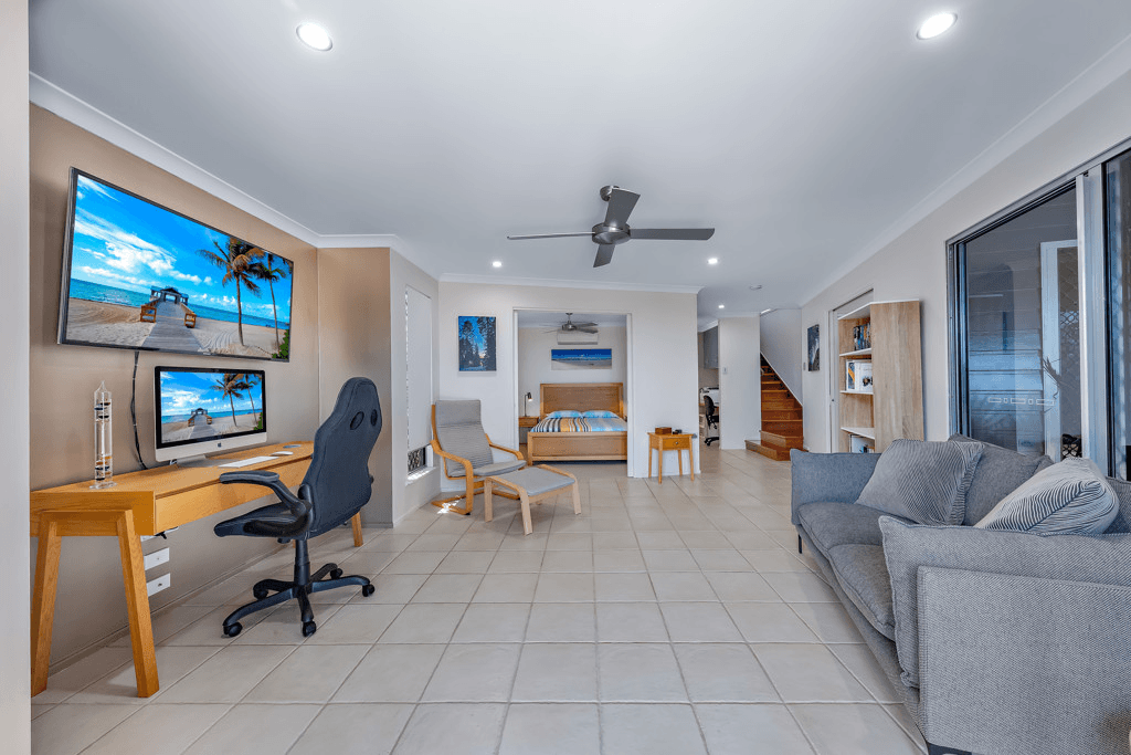 33 Blackcurrent Drive, HIDEAWAY BAY, QLD 4800
