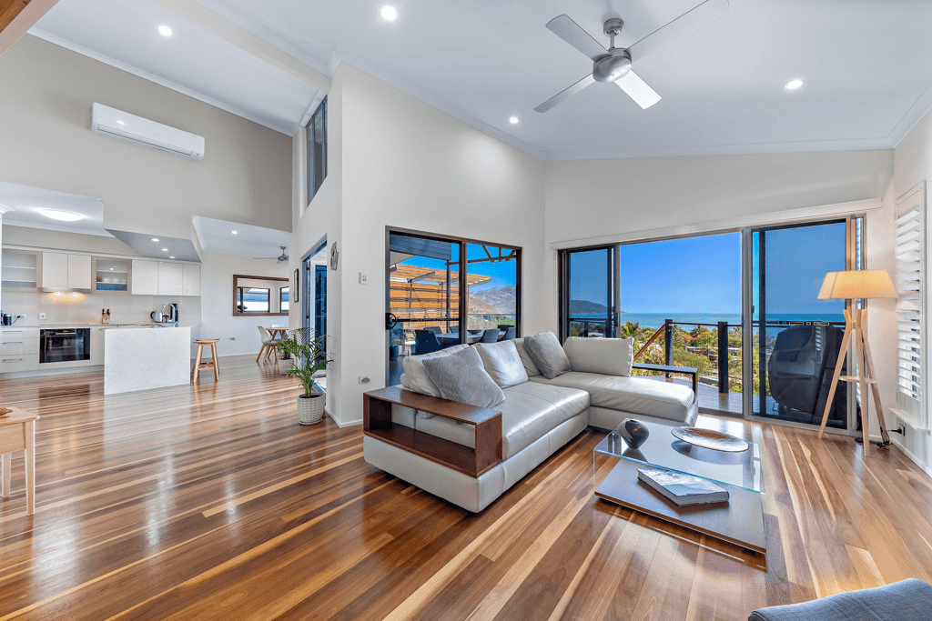 33 Blackcurrent Drive, HIDEAWAY BAY, QLD 4800