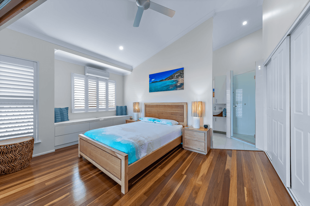 33 Blackcurrent Drive, HIDEAWAY BAY, QLD 4800