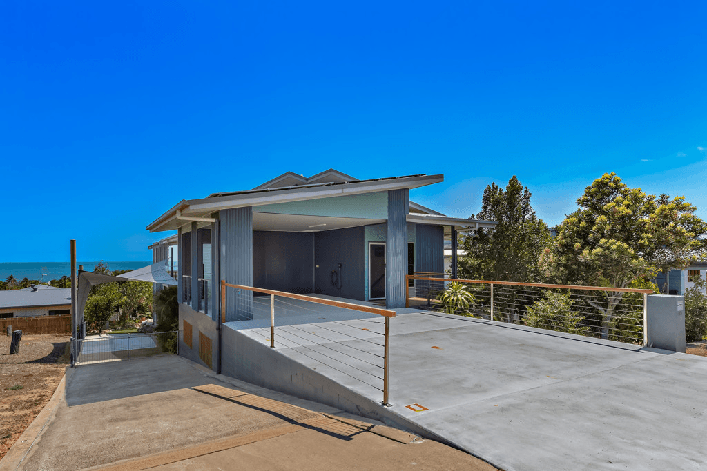 33 Blackcurrent Drive, HIDEAWAY BAY, QLD 4800