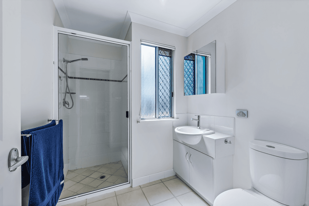 33 Blackcurrent Drive, HIDEAWAY BAY, QLD 4800