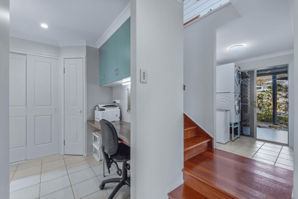 33 Blackcurrent Drive, HIDEAWAY BAY, QLD 4800
