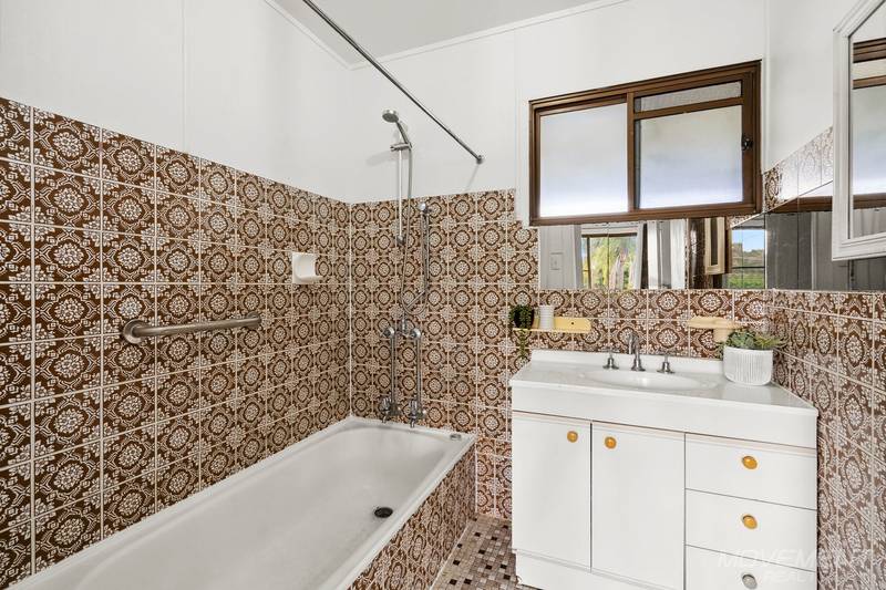 5 Charles Crescent, Beachmere, QLD 4510