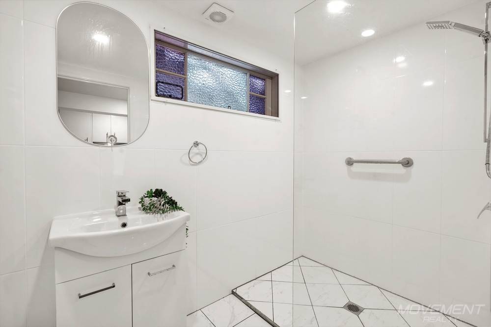 5 Charles Crescent, Beachmere, QLD 4510