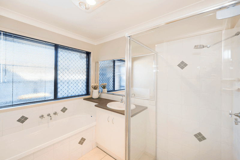 Unit 1/16 Sambar Ct, Kearneys Spring, QLD 4350