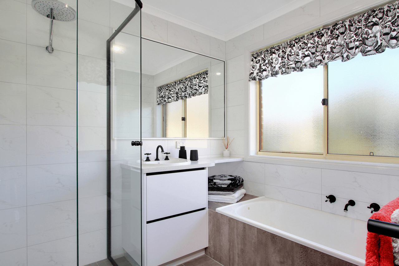 4 Stromlo Place, Jerrabomberra, NSW 2619