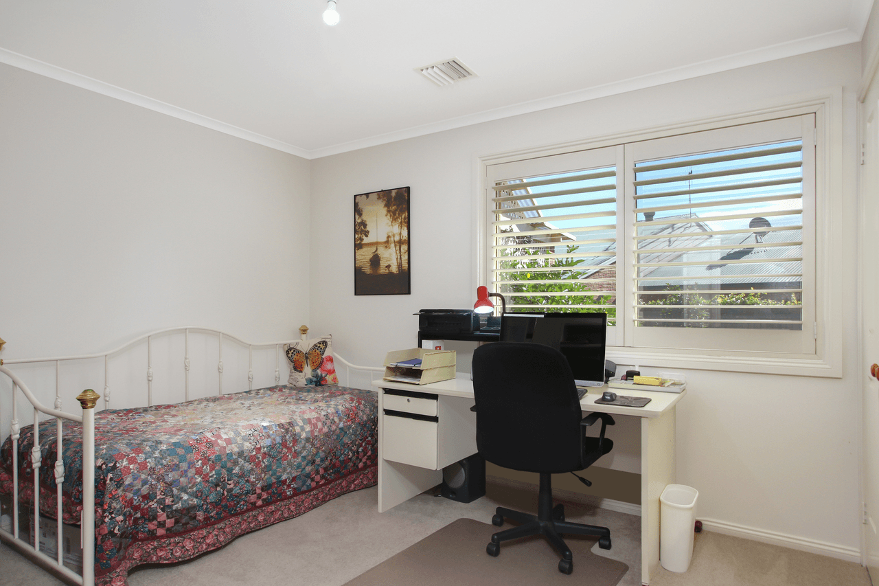 4 Stromlo Place, Jerrabomberra, NSW 2619