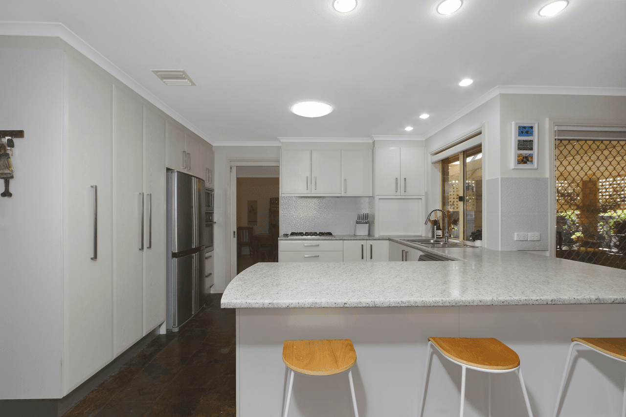 4 Stromlo Place, Jerrabomberra, NSW 2619