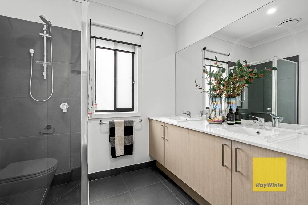2 Catania Close, WAURN PONDS, VIC 3216