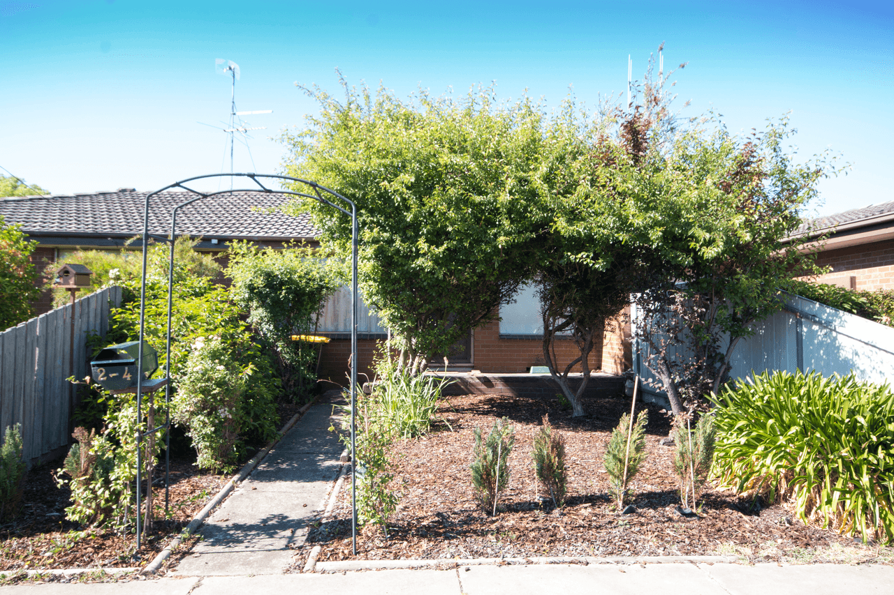 2/4 Mauger Street, WENDOUREE, VIC 3355