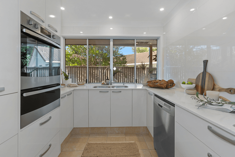 1/9 Flora Close, BURLEIGH WATERS, QLD 4220