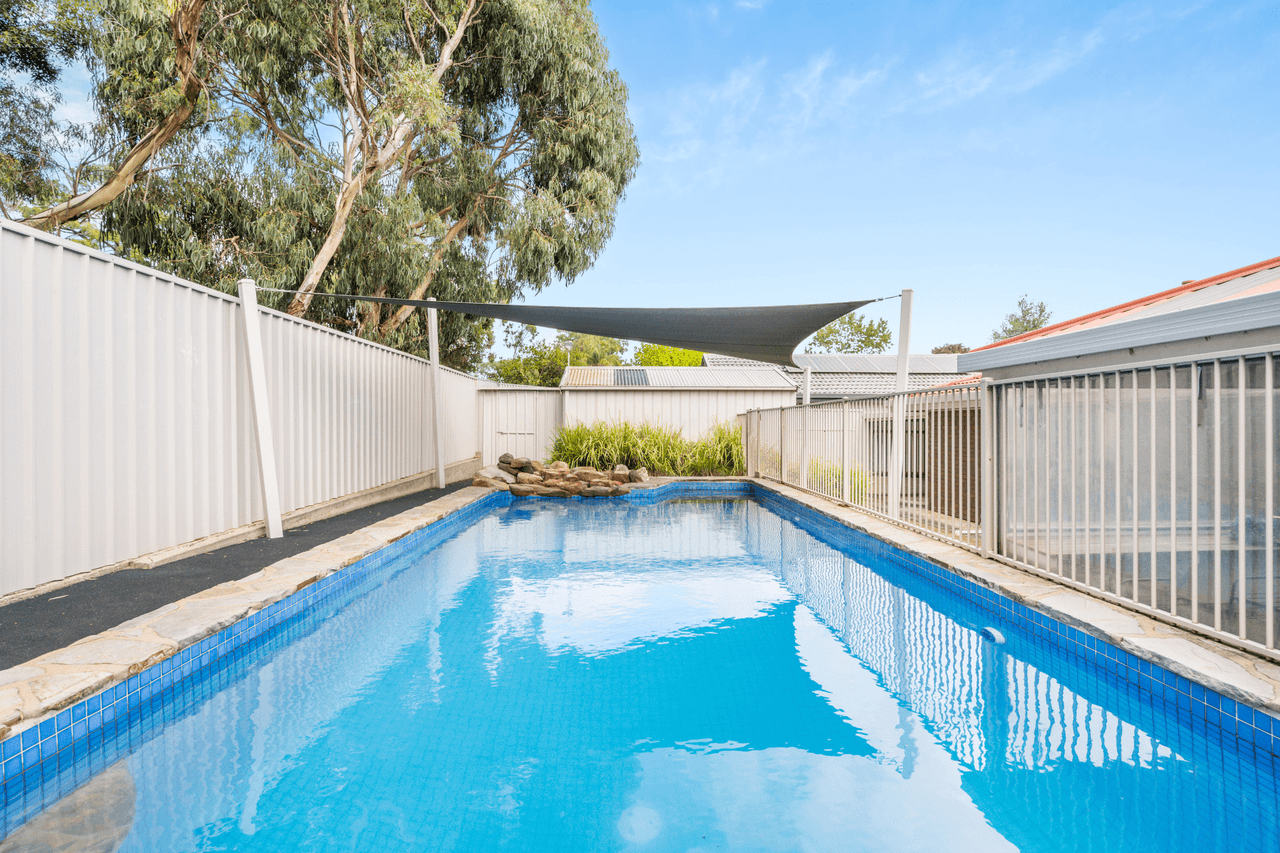 17 Garnet Crescent, FLAGSTAFF HILL, SA 5159