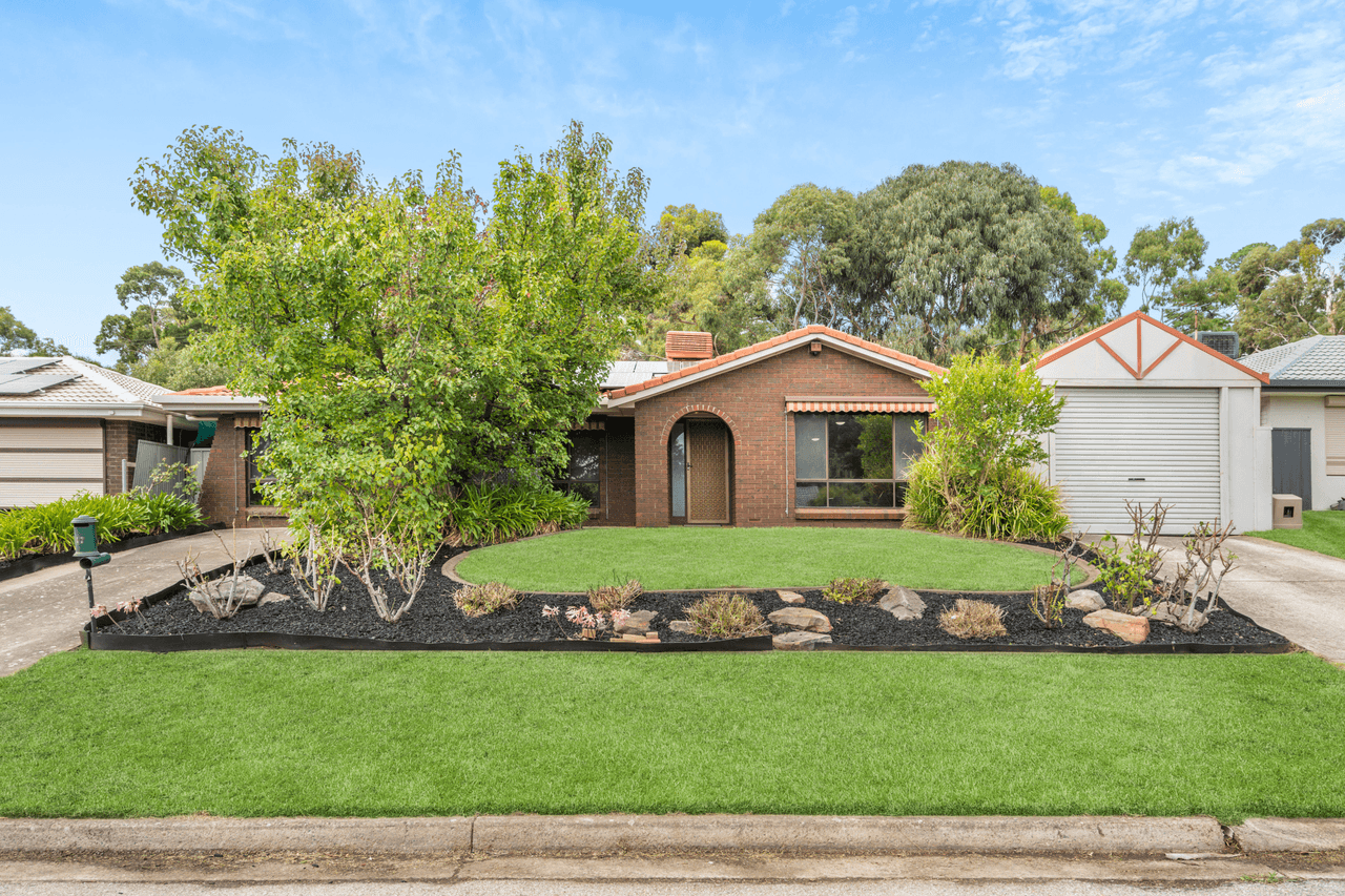 17 Garnet Crescent, FLAGSTAFF HILL, SA 5159