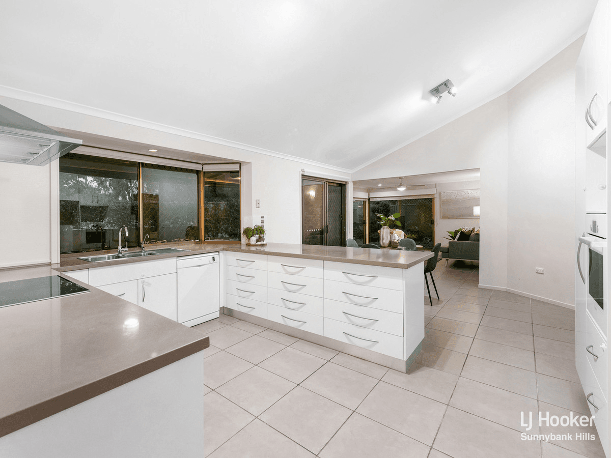 2 Harvey Place, WISHART, QLD 4122