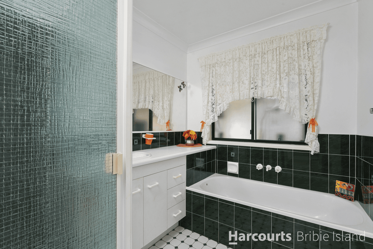1 Squire Place, SANDSTONE POINT, QLD 4511