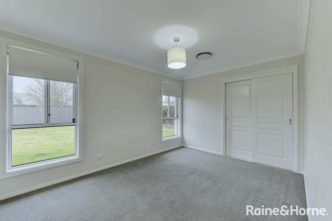 25 Shiraz Road, TAMWORTH, NSW 2340