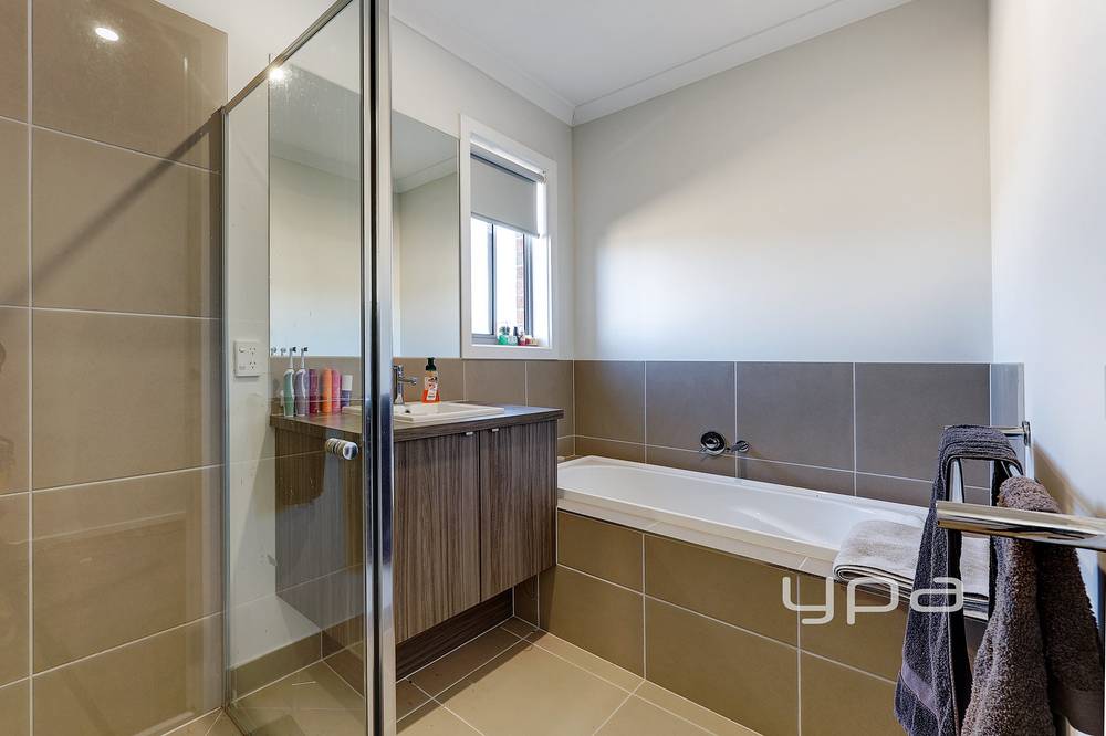 12 Mornington Crescent, Rockbank, VIC 3335