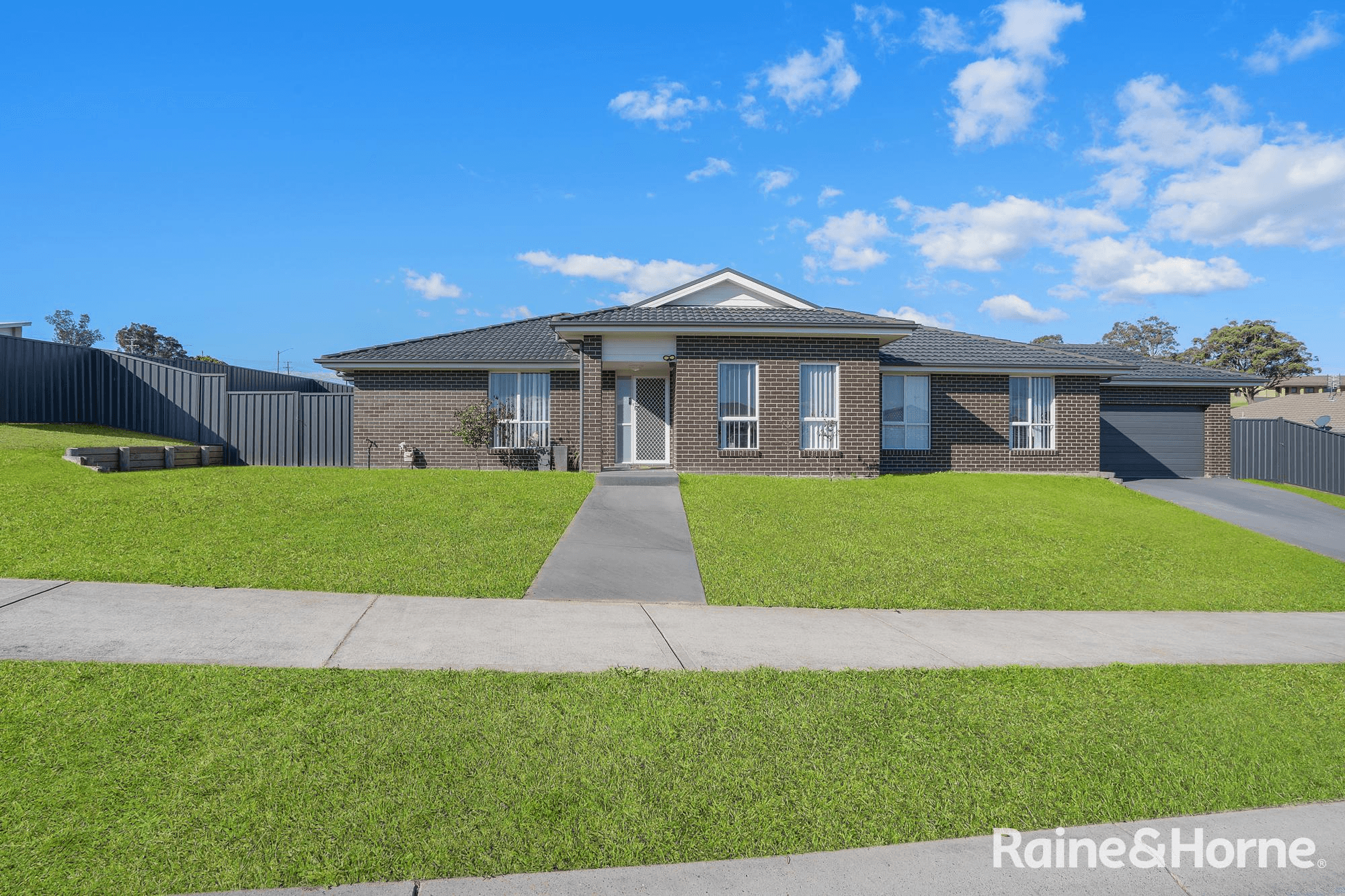 1 Holland Circuit, GILLIESTON HEIGHTS, NSW 2321