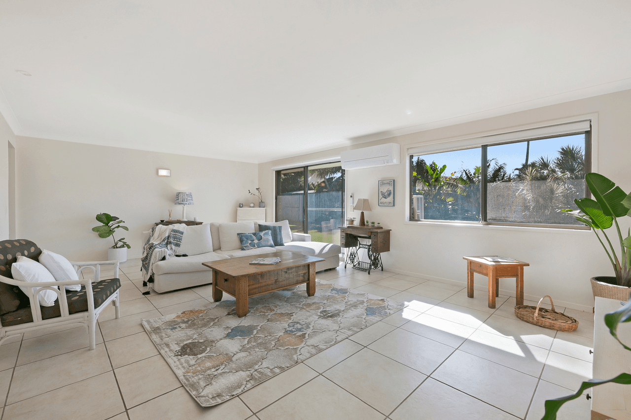 8 Tartan Court, MERMAID WATERS, QLD 4218