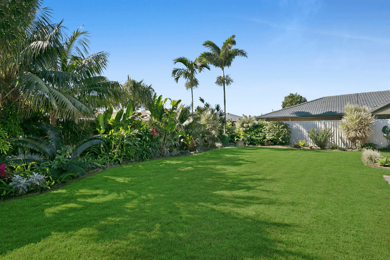 8 Tartan Court, MERMAID WATERS, QLD 4218