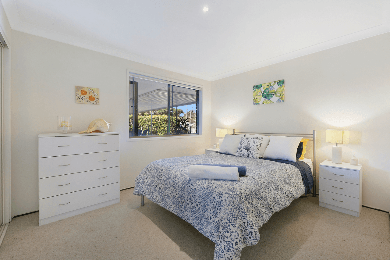 8 Tartan Court, MERMAID WATERS, QLD 4218