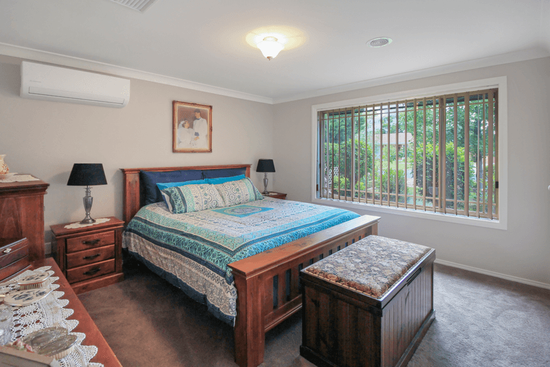 20 Warrambool Crescent, Glenfield Park, NSW 2650