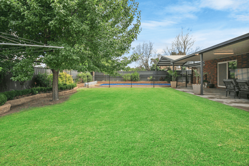 20 Warrambool Crescent, Glenfield Park, NSW 2650