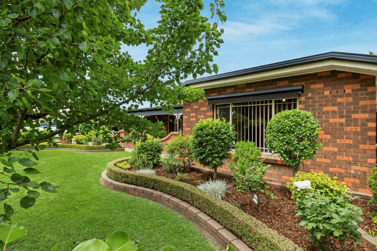 20 Warrambool Crescent, Glenfield Park, NSW 2650