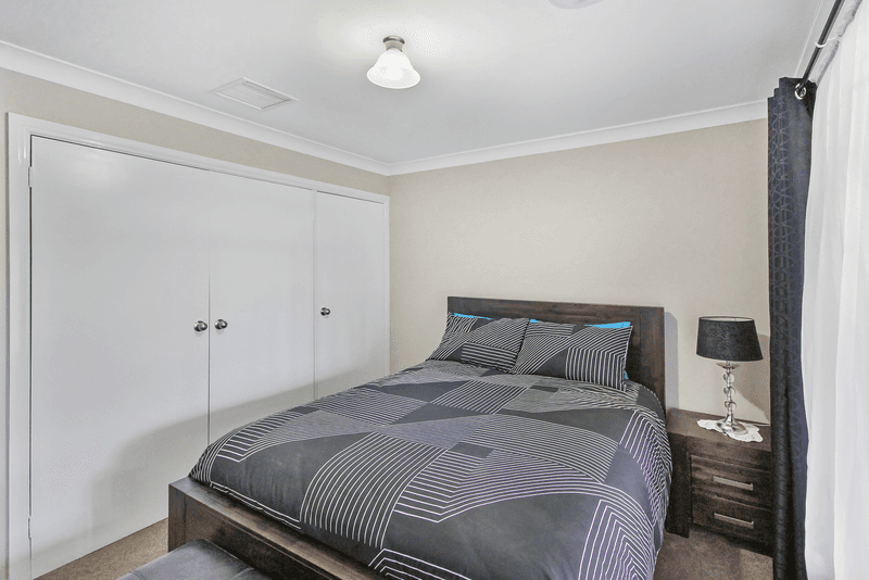 20 Warrambool Crescent, Glenfield Park, NSW 2650