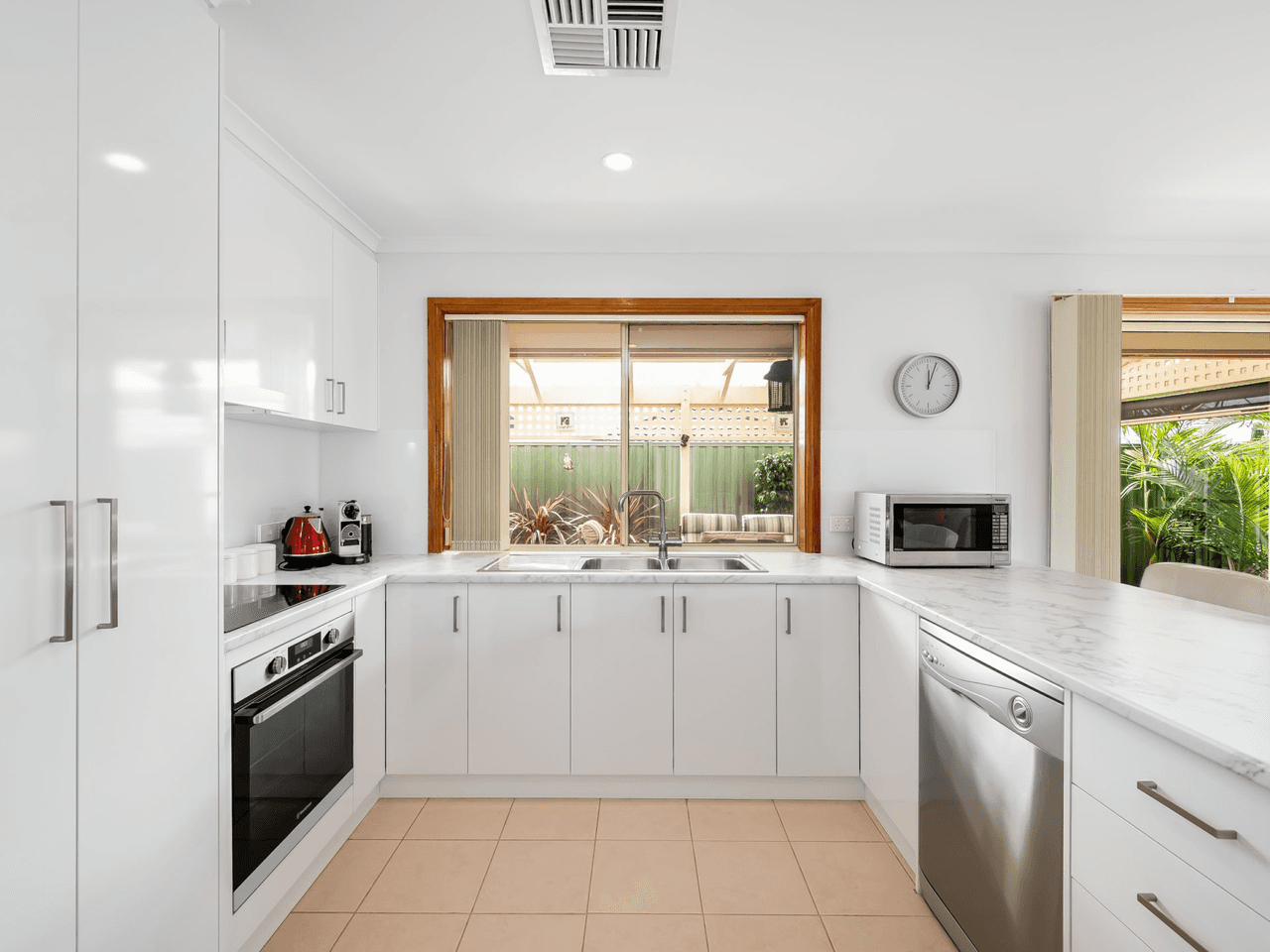 16 Sweetman Avenue, ENCOUNTER BAY, SA 5211