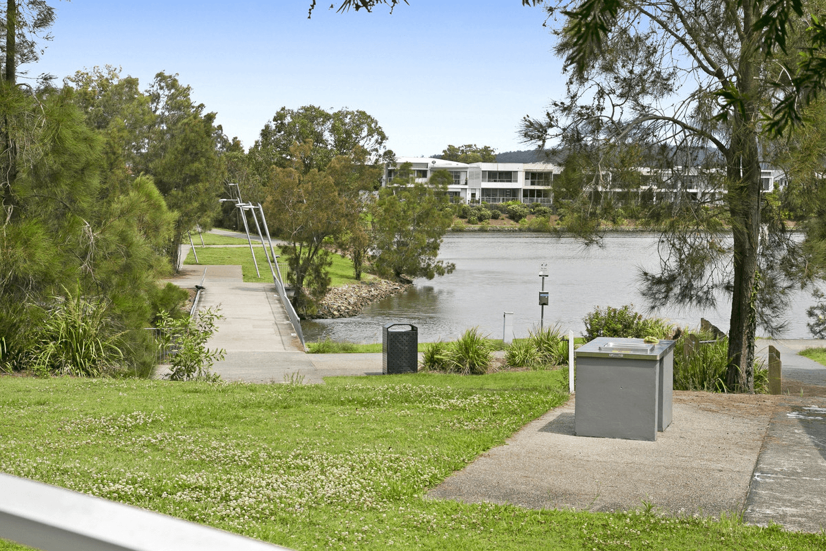 8/1 Lakefront Crescent, Varsity Lakes, QLD 4227