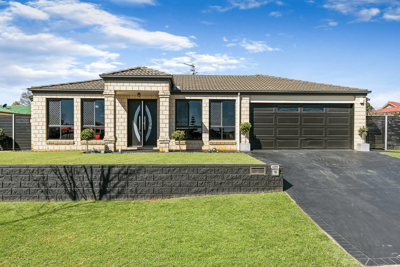 19 Biscay Crescent, GLENVALE, QLD 4350