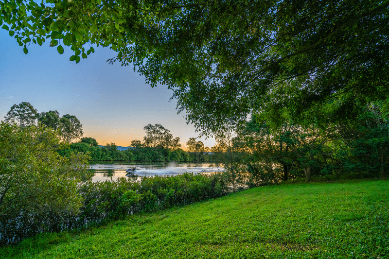 2 Clear River Boulevard, ASHMORE, QLD 4214