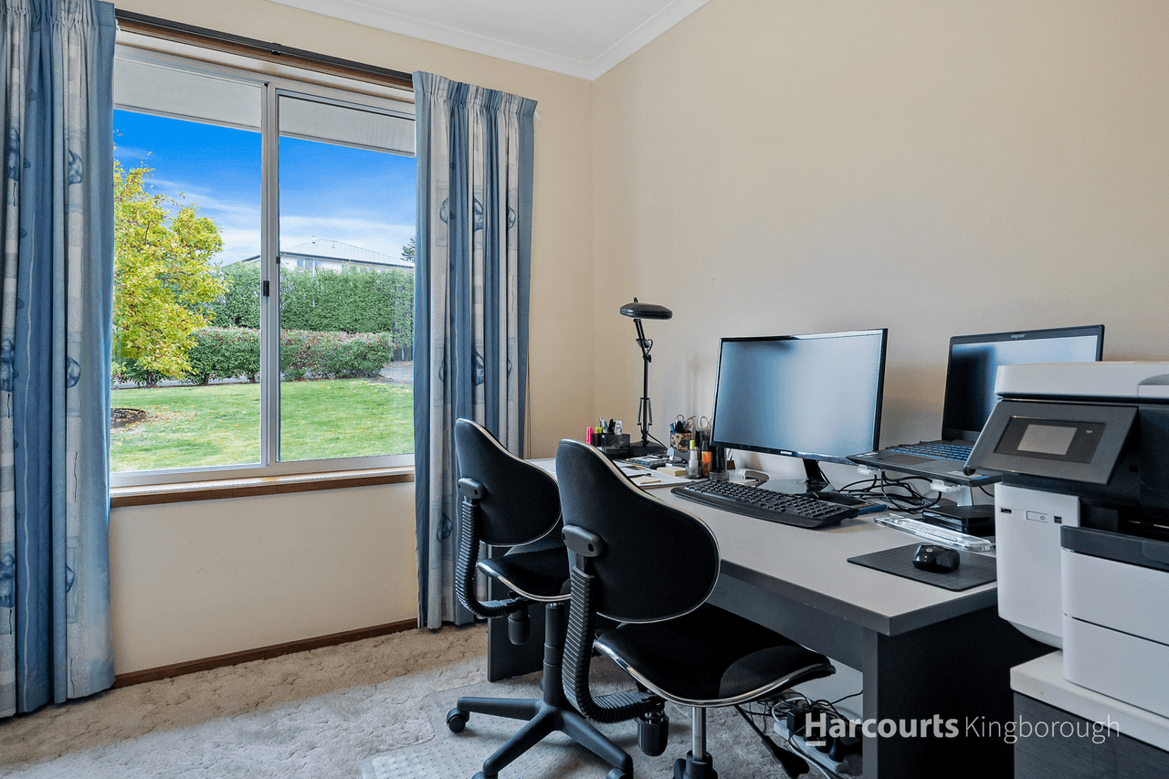 33 Burwood Drive, BLACKMANS BAY, TAS 7052