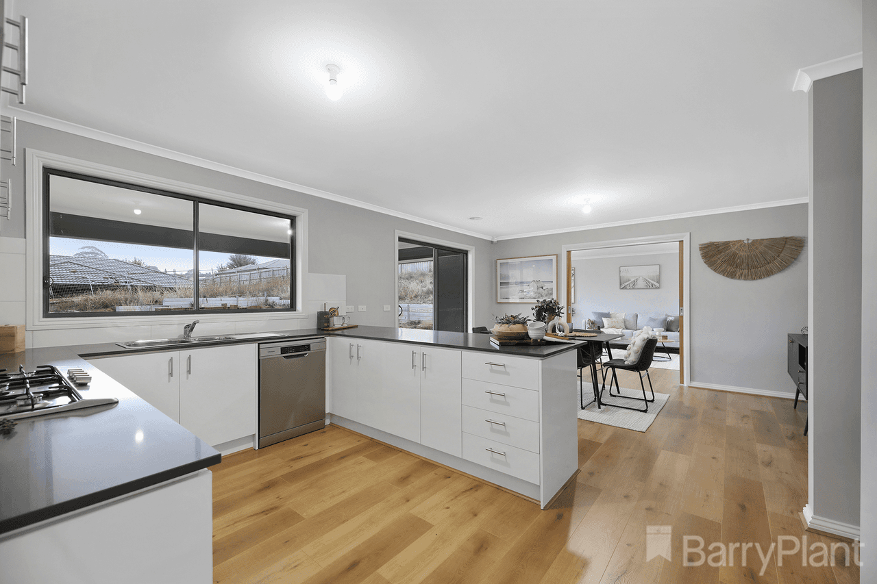 6 Buscombe Crescent, Drouin, VIC 3818