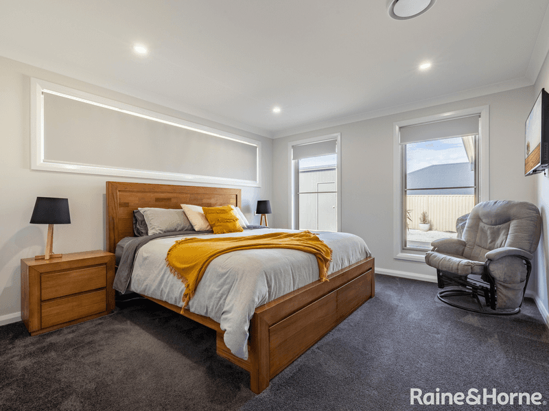 4 Newlands Crescent, KELSO, NSW 2795